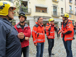 Rebuig de les actuacions policials de l'1-O. Concentraci&oacute; a la pla&ccedil;a del Vi, i rebuda dels bombers