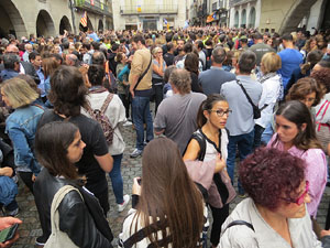 Rebuig de les actuacions policials de l'1-O. Concentraci&oacute; a la pla&ccedil;a del Vi, i rebuda dels bombers