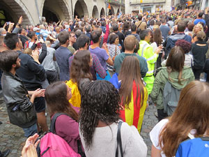 Rebuig de les actuacions policials de l'1-O. Concentraci&oacute; a la pla&ccedil;a del Vi, i rebuda dels bombers