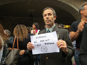 Rebuig de les actuacions policials de l'1-O. Concentraci&oacute; a la pla&ccedil;a del Vi, i rebuda dels bombers