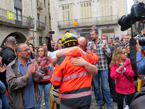 Rebuig de les actuacions policials de l'1-O. Concentraci&oacute; a la pla&ccedil;a del Vi, i rebuda dels bombers