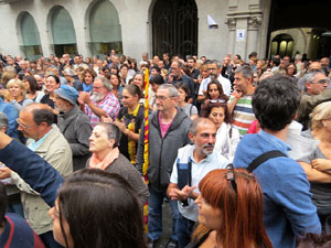 Rebuig de les actuacions policials de l'1-O. Concentraci&oacute; a la pla&ccedil;a del Vi, i rebuda dels bombers