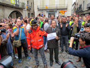 Rebuig de les actuacions policials de l'1-O. Concentraci&oacute; a la pla&ccedil;a del Vi, i rebuda dels bombers