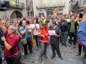 Rebuig de les actuacions policials de l'1-O. Concentraci&oacute; a la pla&ccedil;a del Vi, i rebuda dels bombers