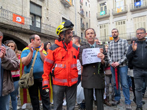 Rebuig de les actuacions policials de l'1-O. Concentraci&oacute; a la pla&ccedil;a del Vi, i rebuda dels bombers
