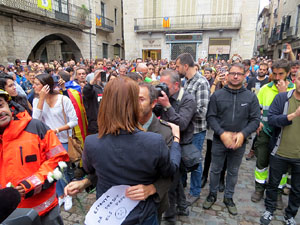 Rebuig de les actuacions policials de l'1-O. Concentraci&oacute; a la pla&ccedil;a del Vi, i rebuda dels bombers
