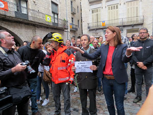 Rebuig de les actuacions policials de l'1-O. Concentraci&oacute; a la pla&ccedil;a del Vi, i rebuda dels bombers