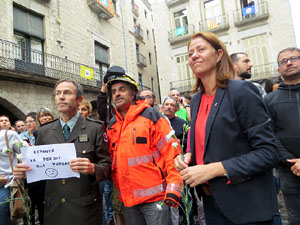 Rebuig de les actuacions policials de l'1-O. Concentraci&oacute; a la pla&ccedil;a del Vi, i rebuda dels bombers