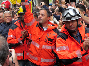 Rebuig de les actuacions policials de l'1-O. Concentraci&oacute; a la pla&ccedil;a del Vi, i rebuda dels bombers