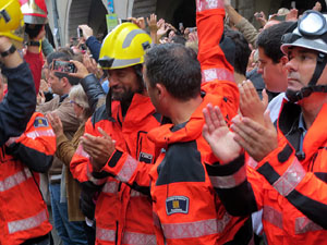 Rebuig de les actuacions policials de l'1-O. Concentraci&oacute; a la pla&ccedil;a del Vi, i rebuda dels bombers
