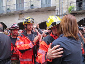 Rebuig de les actuacions policials de l'1-O. Concentraci&oacute; a la pla&ccedil;a del Vi, i rebuda dels bombers