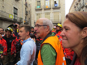 Rebuig de les actuacions policials de l'1-O. Concentraci&oacute; a la pla&ccedil;a del Vi, i rebuda dels bombers