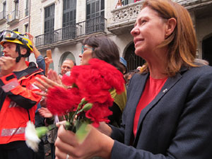 Rebuig de les actuacions policials de l'1-O. Concentraci&oacute; a la pla&ccedil;a del Vi, i rebuda dels bombers