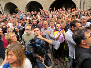 Rebuig de les actuacions policials de l'1-O. Concentraci&oacute; a la pla&ccedil;a del Vi, i rebuda dels bombers