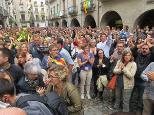 Rebuig de les actuacions policials de l'1-O. Concentraci&oacute; a la pla&ccedil;a del Vi, i rebuda dels bombers