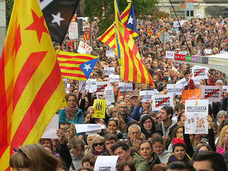 Jornada de vaga general 8N. Concentraci&oacute; davant la seu de la Generalitat a Girona