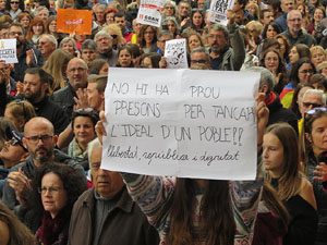 Jornada de vaga general 8N. Concentraci&oacute; davant la seu de la Generalitat a Girona