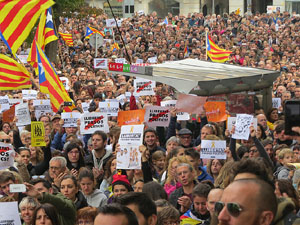 Jornada de vaga general 8N. Concentraci&oacute; davant la seu de la Generalitat a Girona