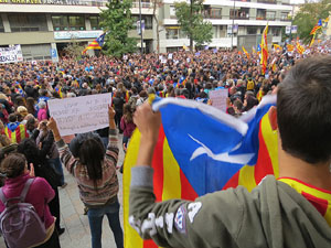 Jornada de vaga general 8N. Concentraci&oacute; davant la seu de la Generalitat a Girona