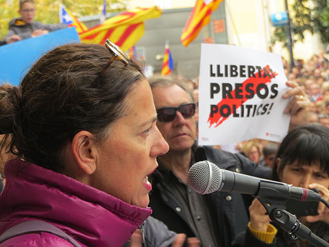 L�actriu Cristina Cervi&agrave; llegint el manifest unitari