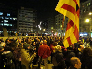 Concentraci&oacute; davant la delegaci&oacute; del govern espanyol convocada pel Comit&egrave; de Defensa de la Rep&uacute;blica (CDR) de Catalunya
