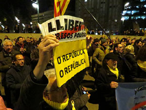 Concentraci&oacute; davant la delegaci&oacute; del govern espanyol convocada pel Comit&egrave; de Defensa de la Rep&uacute;blica (CDR) de Catalunya