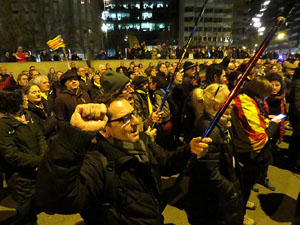 Concentraci&oacute; davant la delegaci&oacute; del govern espanyol convocada pel Comit&egrave; de Defensa de la Rep&uacute;blica (CDR) de Catalunya