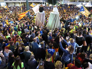Concentraci&oacute; a la pla&ccedil;a de la Constituci&oacute; convocada per la plataforma Girona Vota a favor del Refer&egrave;ndum