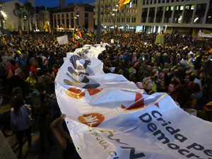 Concentraci&oacute; a la pla&ccedil;a de la Constituci&oacute; convocada per la plataforma Girona Vota a favor del Refer&egrave;ndum