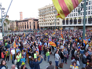 Concentraci&oacute; a la pla&ccedil;a de la Constituci&oacute; convocada per la plataforma Girona Vota a favor del Refer&egrave;ndum