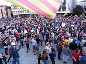 Concentraci&oacute; a la pla&ccedil;a de la Constituci&oacute; convocada per la plataforma Girona Vota a favor del Refer&egrave;ndum