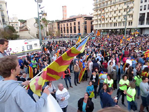 Concentraci&oacute; a la pla&ccedil;a de la Constituci&oacute; convocada per la plataforma Girona Vota a favor del Refer&egrave;ndum