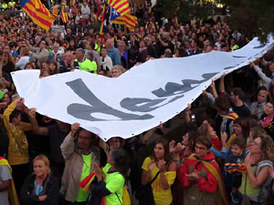 Concentraci&oacute; a la pla&ccedil;a de la Constituci&oacute; convocada per la plataforma Girona Vota a favor del Refer&egrave;ndum