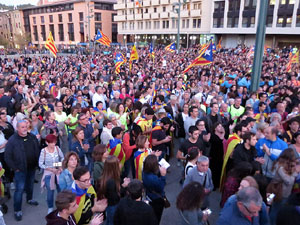 Concentraci&oacute; a la pla&ccedil;a de la Constituci&oacute; convocada per la plataforma Girona Vota a favor del Refer&egrave;ndum