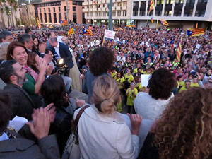 Concentraci&oacute; a la pla&ccedil;a de la Constituci&oacute; convocada per la plataforma Girona Vota a favor del Refer&egrave;ndum