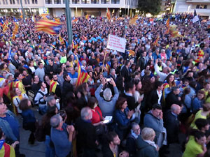 Concentraci&oacute; a la pla&ccedil;a de la Constituci&oacute; convocada per la plataforma Girona Vota a favor del Refer&egrave;ndum