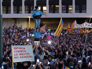Concentraci&oacute; a la pla&ccedil;a de la Constituci&oacute; convocada per la plataforma Girona Vota a favor del Refer&egrave;ndum