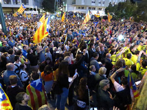 Concentraci&oacute; a la pla&ccedil;a de la Constituci&oacute; convocada per la plataforma Girona Vota a favor del Refer&egrave;ndum