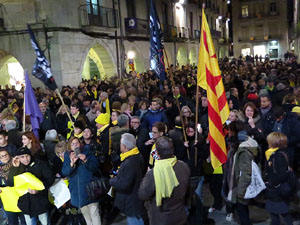 Concentraci&oacute; a la pla&ccedil;a del Vi de protesta pels tres mesos de pres&oacute; de Jordi S&agrave;nchez i Jordi Cuixart