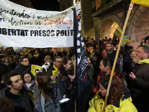Concentraci&oacute; a la pla&ccedil;a del Vi de protesta pels tres mesos de pres&oacute; de Jordi S&agrave;nchez i Jordi Cuixart