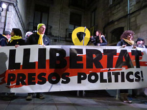 Concentraci&oacute; a la pla&ccedil;a del Vi de protesta pels tres mesos de pres&oacute; de Jordi S&agrave;nchez i Jordi Cuixart
