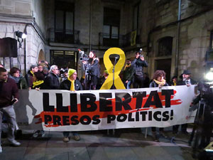 Concentraci&oacute; a la pla&ccedil;a del Vi de protesta pels tres mesos de pres&oacute; de Jordi S&agrave;nchez i Jordi Cuixart