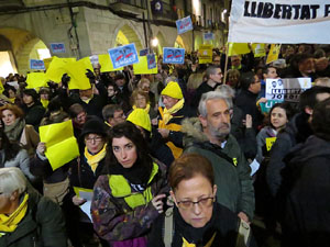 Concentraci&oacute; a la pla&ccedil;a del Vi de protesta pels tres mesos de pres&oacute; de Jordi S&agrave;nchez i Jordi Cuixart