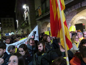 Concentraci&oacute; a la pla&ccedil;a del Vi de protesta pels tres mesos de pres&oacute; de Jordi S&agrave;nchez i Jordi Cuixart