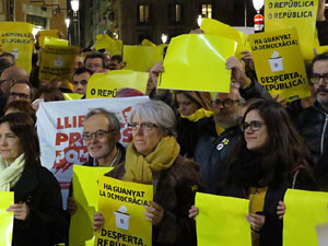 Concentraci&oacute; a la pla&ccedil;a del Vi de protesta pels tres mesos de pres&oacute; de Jordi S&agrave;nchez i Jordi Cuixart