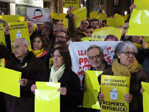 Concentraci&oacute; a la pla&ccedil;a del Vi de protesta pels tres mesos de pres&oacute; de Jordi S&agrave;nchez i Jordi Cuixart