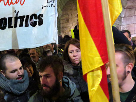 Concentraci&oacute; a la pla&ccedil;a del Vi de protesta pels tres mesos de pres&oacute; de Jordi S&agrave;nchez i Jordi Cuixart