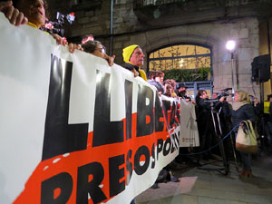 Concentraci&oacute; a la pla&ccedil;a del Vi de protesta pels tres mesos de pres&oacute; de Jordi S&agrave;nchez i Jordi Cuixart
