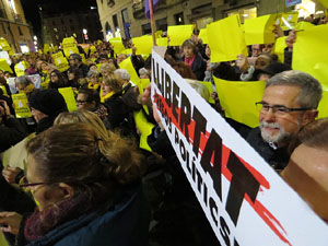 Concentraci&oacute; a la pla&ccedil;a del Vi de protesta pels tres mesos de pres&oacute; de Jordi S&agrave;nchez i Jordi Cuixart