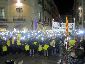 Concentraci&oacute; a la pla&ccedil;a del Vi de protesta pels tres mesos de pres&oacute; de Jordi S&agrave;nchez i Jordi Cuixart